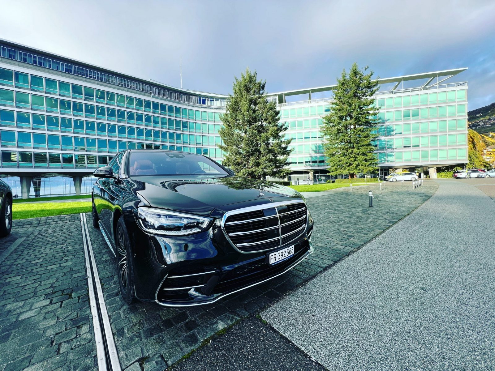 Mercedes Clase S frente a la sede central de Nestlé en Montreux