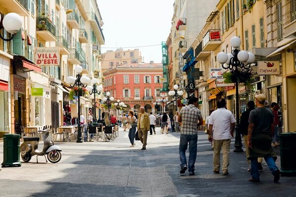 Chofer privado en las calles de Niza