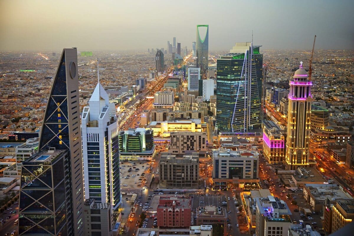 Luxury Chauffeur Services in Riyadh: Business-Class Travel in the Capital