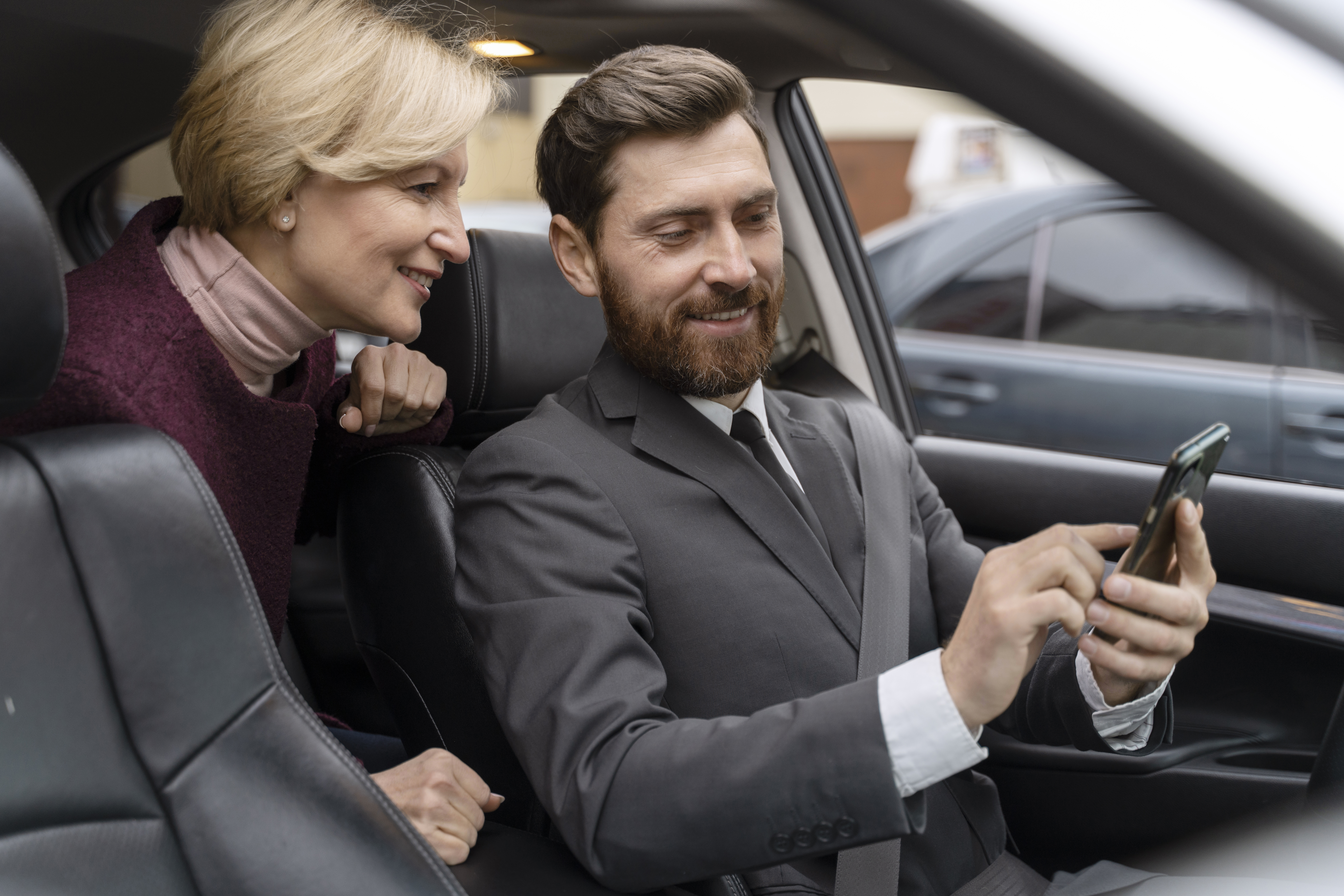 Serviço de limusina 2 taxi driver female client interacting formal way 1