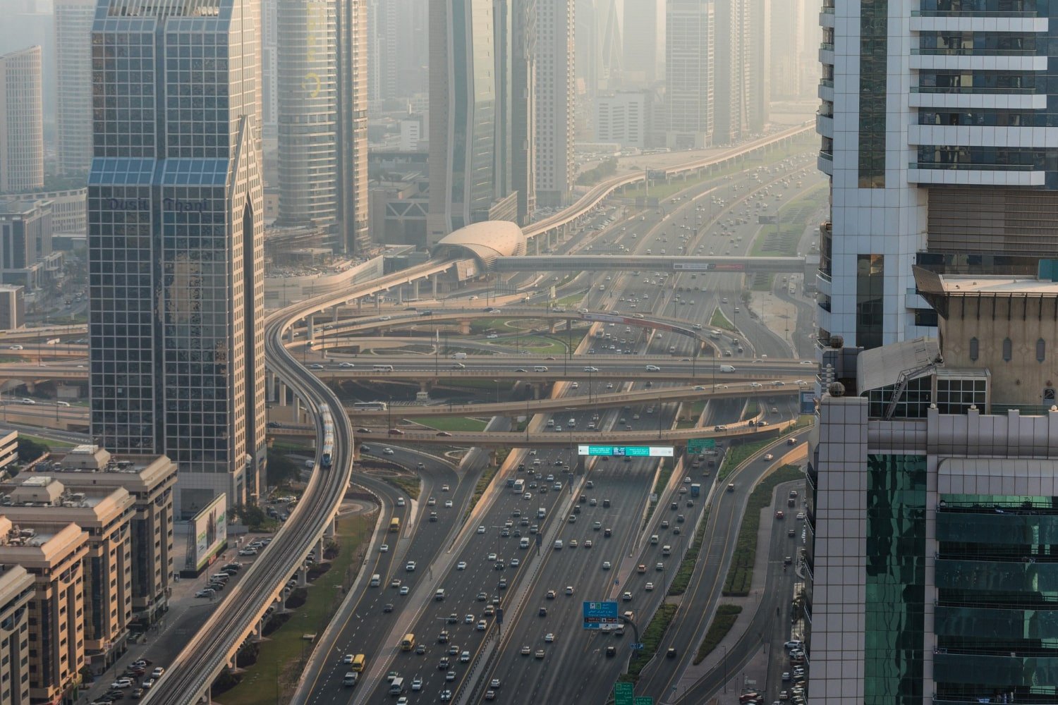 Geschäftsreisen zwischen Dubai und Abu Dhabi 2 Sheikh Zayed Straße