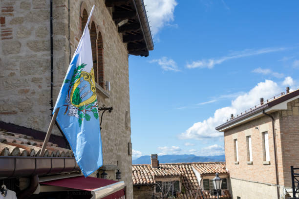 Le drapeau de Saint-Marin flotte sur le bâtiment