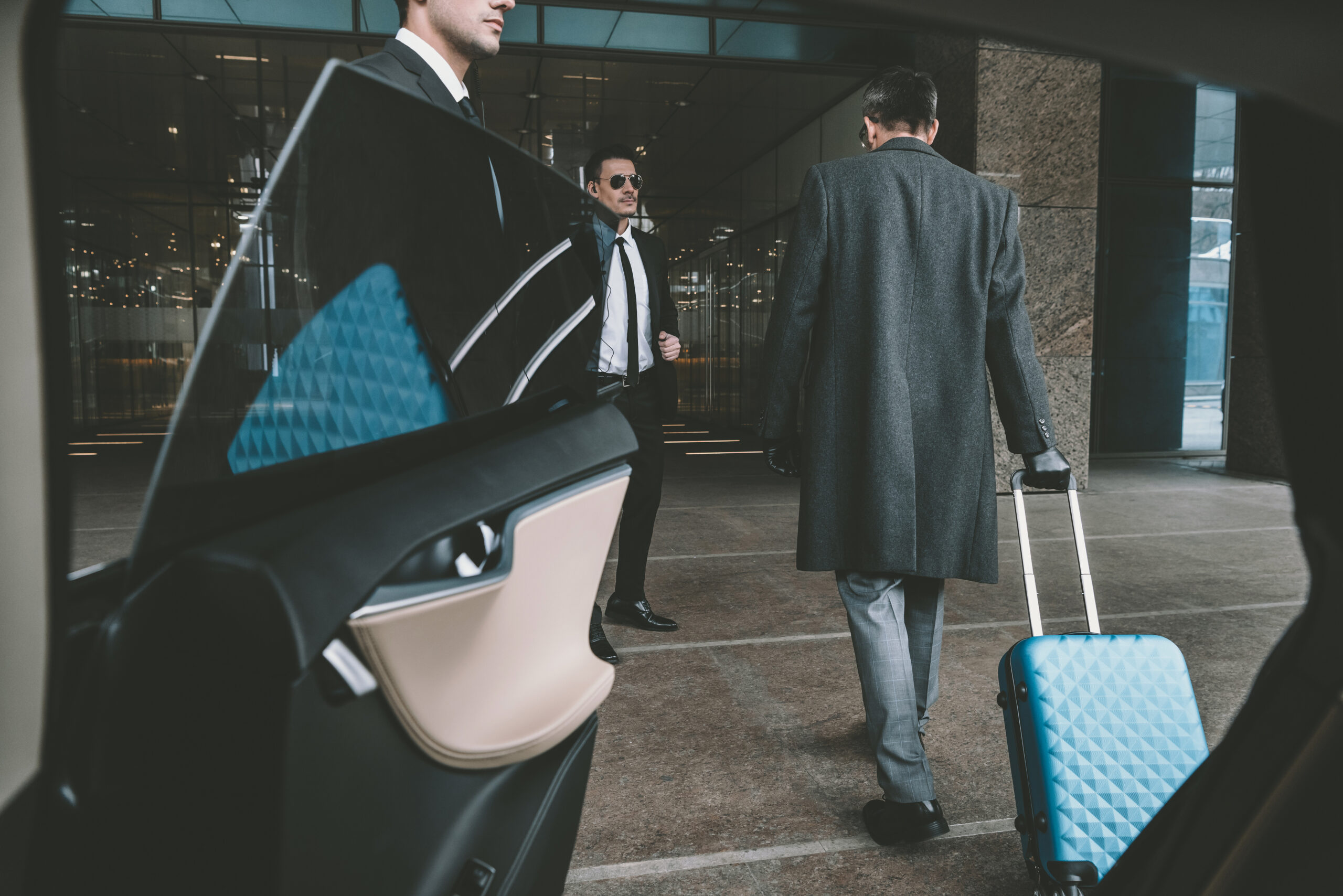 Homem com mala de viagem entra no terminal do aeroporto