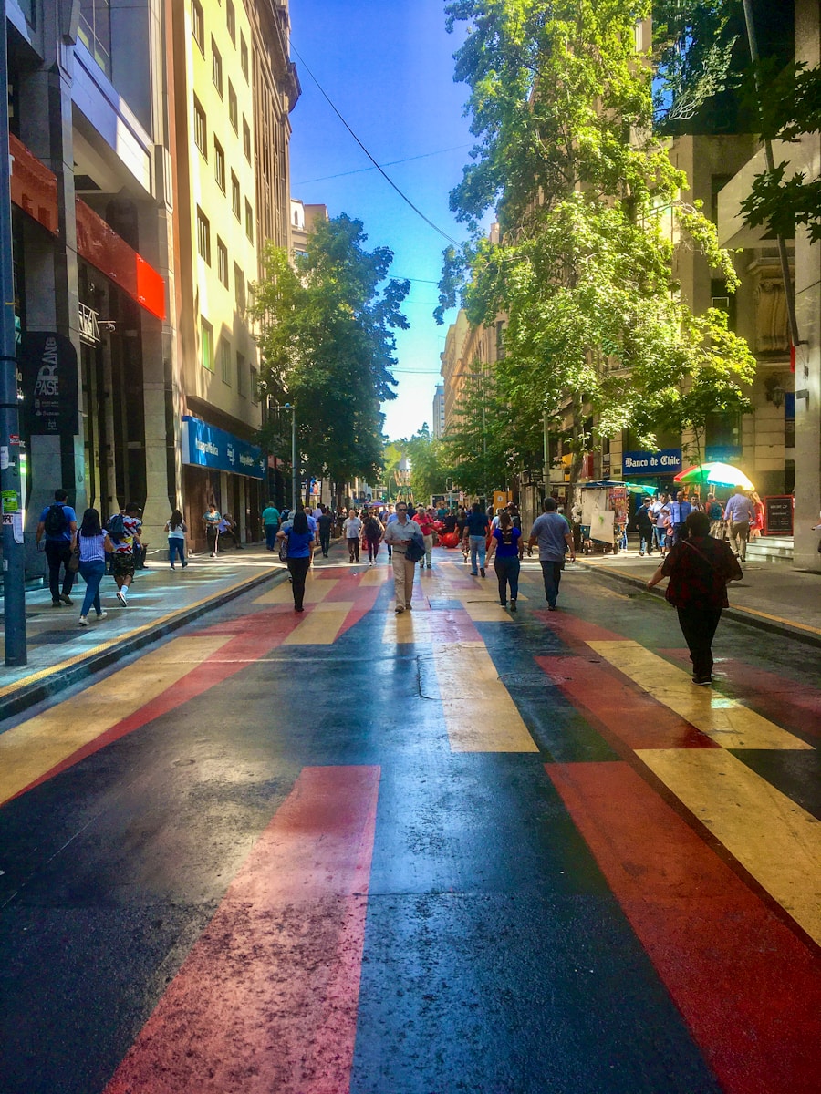 gente caminando por una calle de Santiago Chile