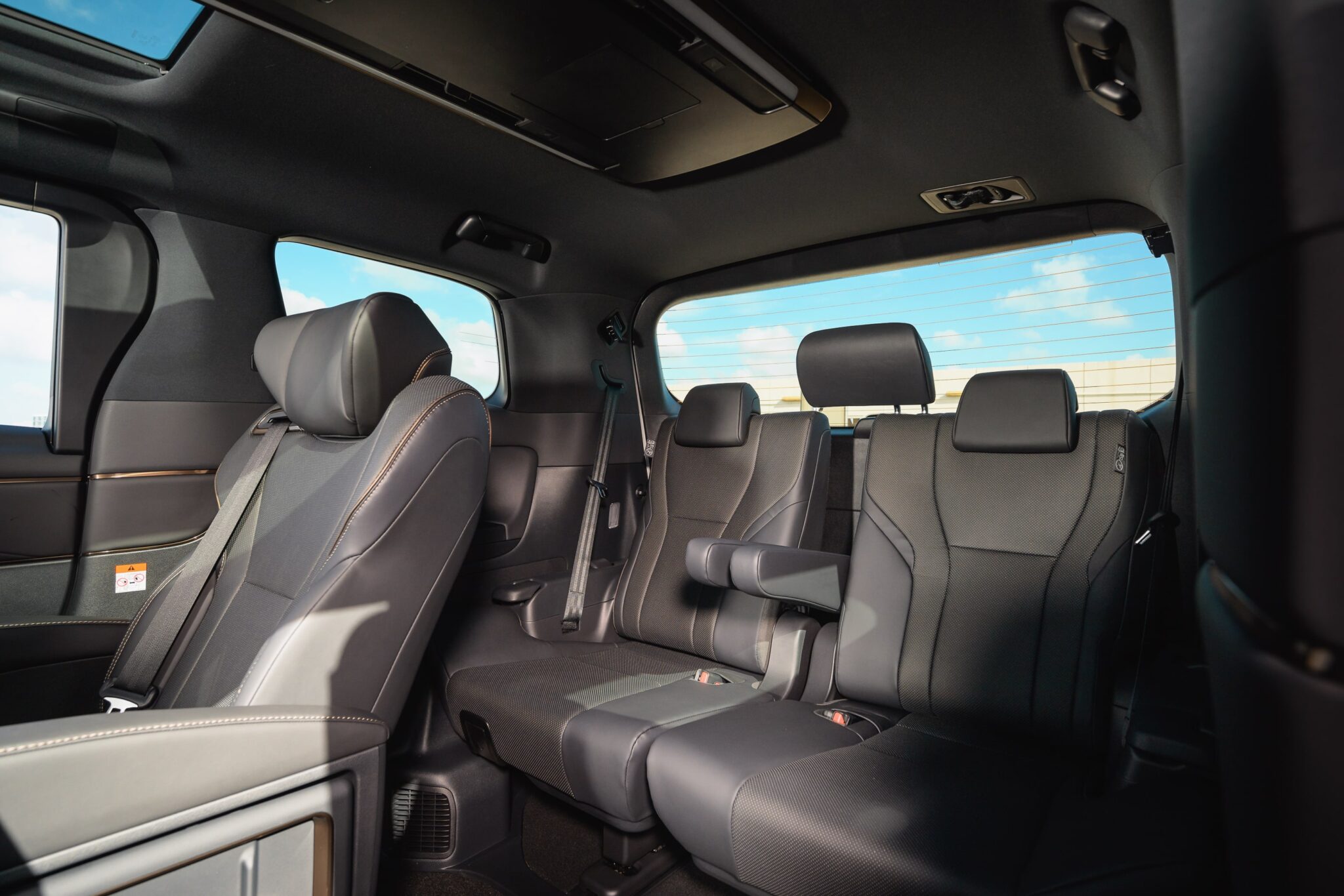 Van d'affaires 4 Toyota-Alphard-01