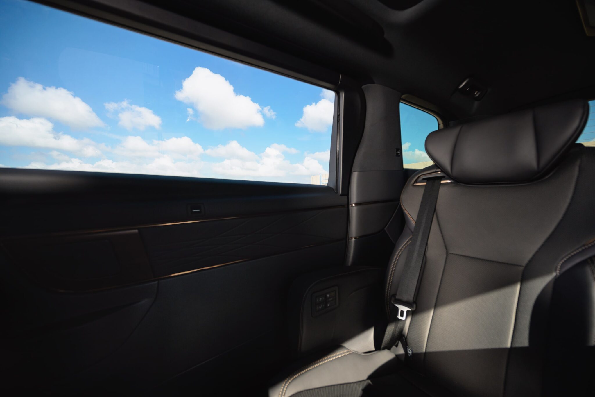 Van d'affaires 1 Toyota-Alphard-04