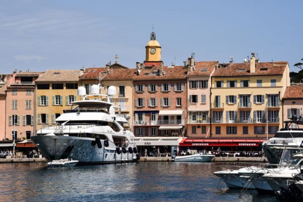 Homepage 27 Saint-Tropez in August: Beach Clubs and Arriving Unruffled