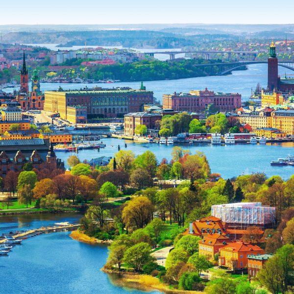 Panorâmica aérea de verão da arquitetura da Cidade Velha (Gamla Stan) em Estocolmo, Suécia
